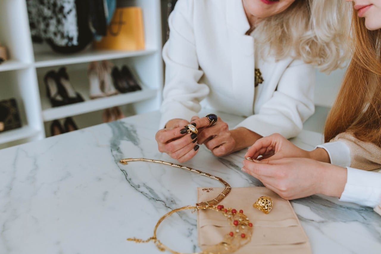 How Does Gold Get Weighed to Sell for Cash?